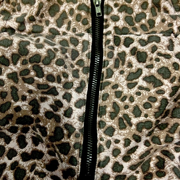 Torrid leopard print skirt; size 2 - Picture 6 of 7